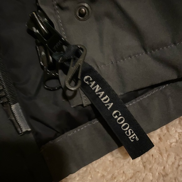 *Authentic* Canada Goose Victoria Parka (Graphite) - Picture 3 of 7